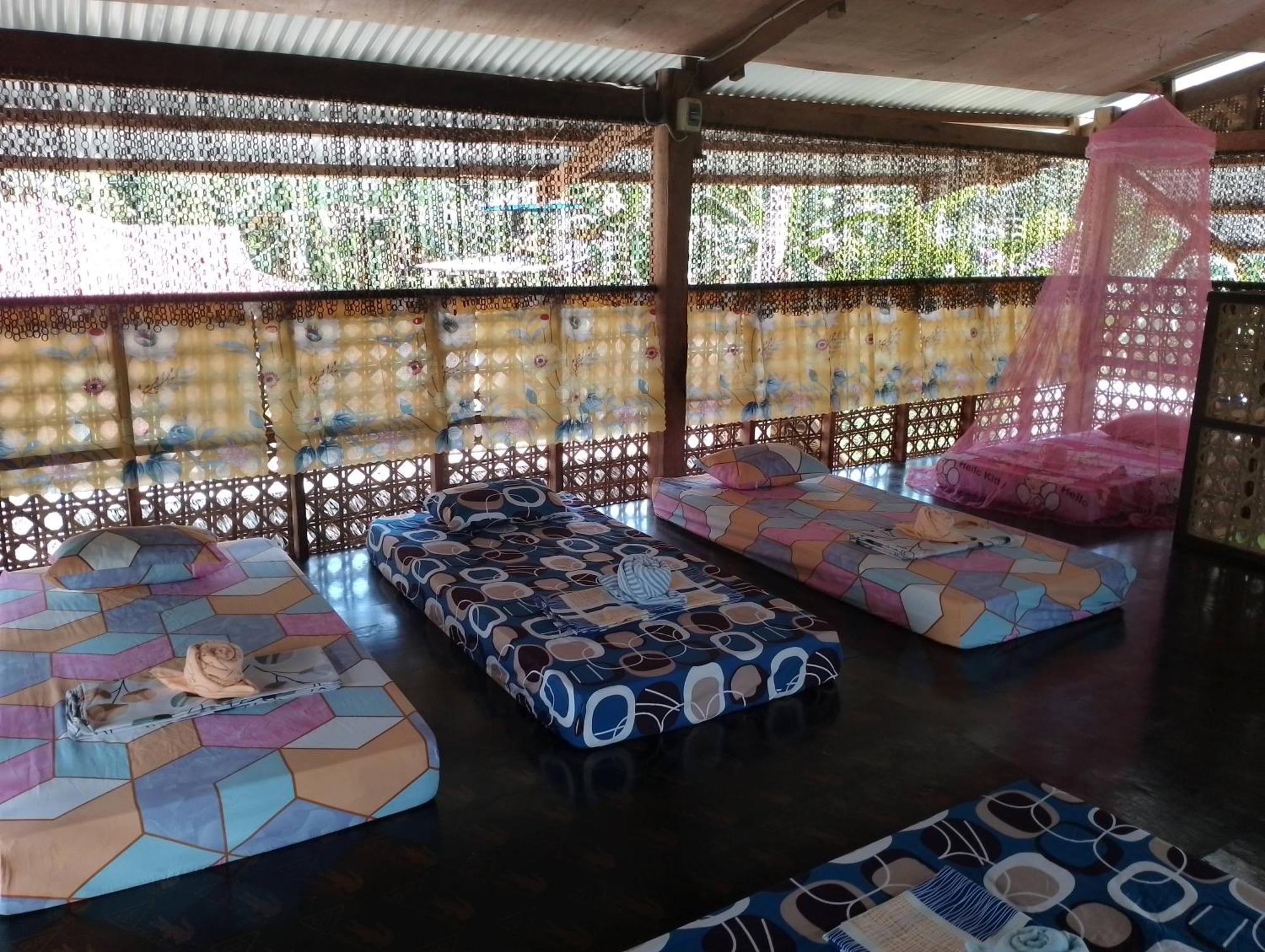 Lhoyjean Garden Hostel Batuan エクステリア 写真