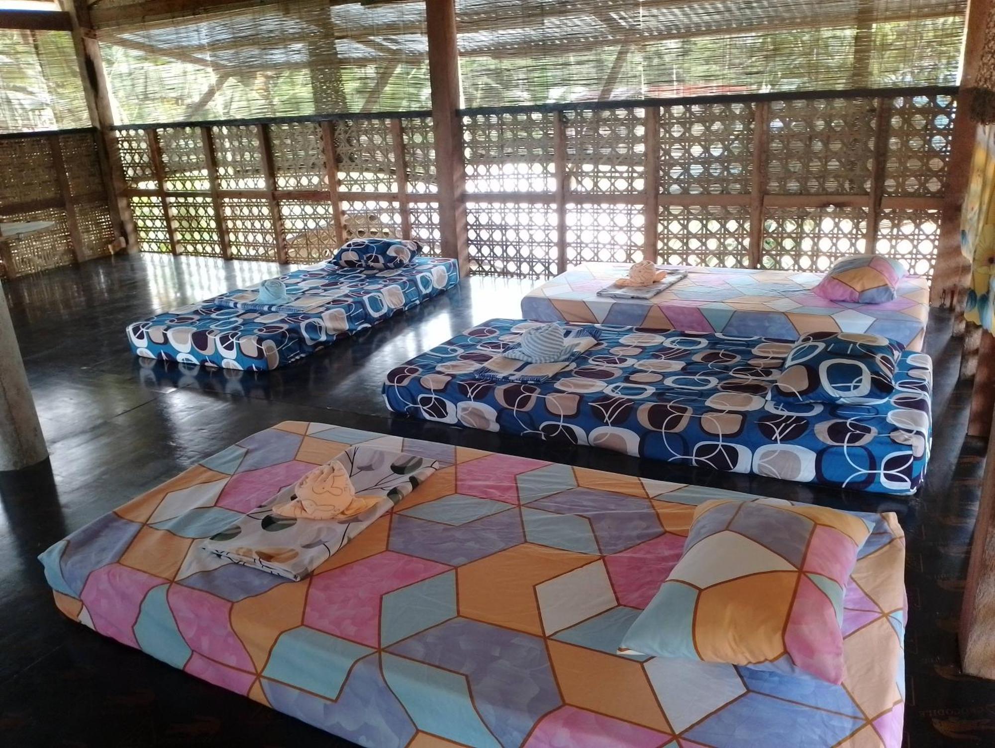 Lhoyjean Garden Hostel Batuan エクステリア 写真