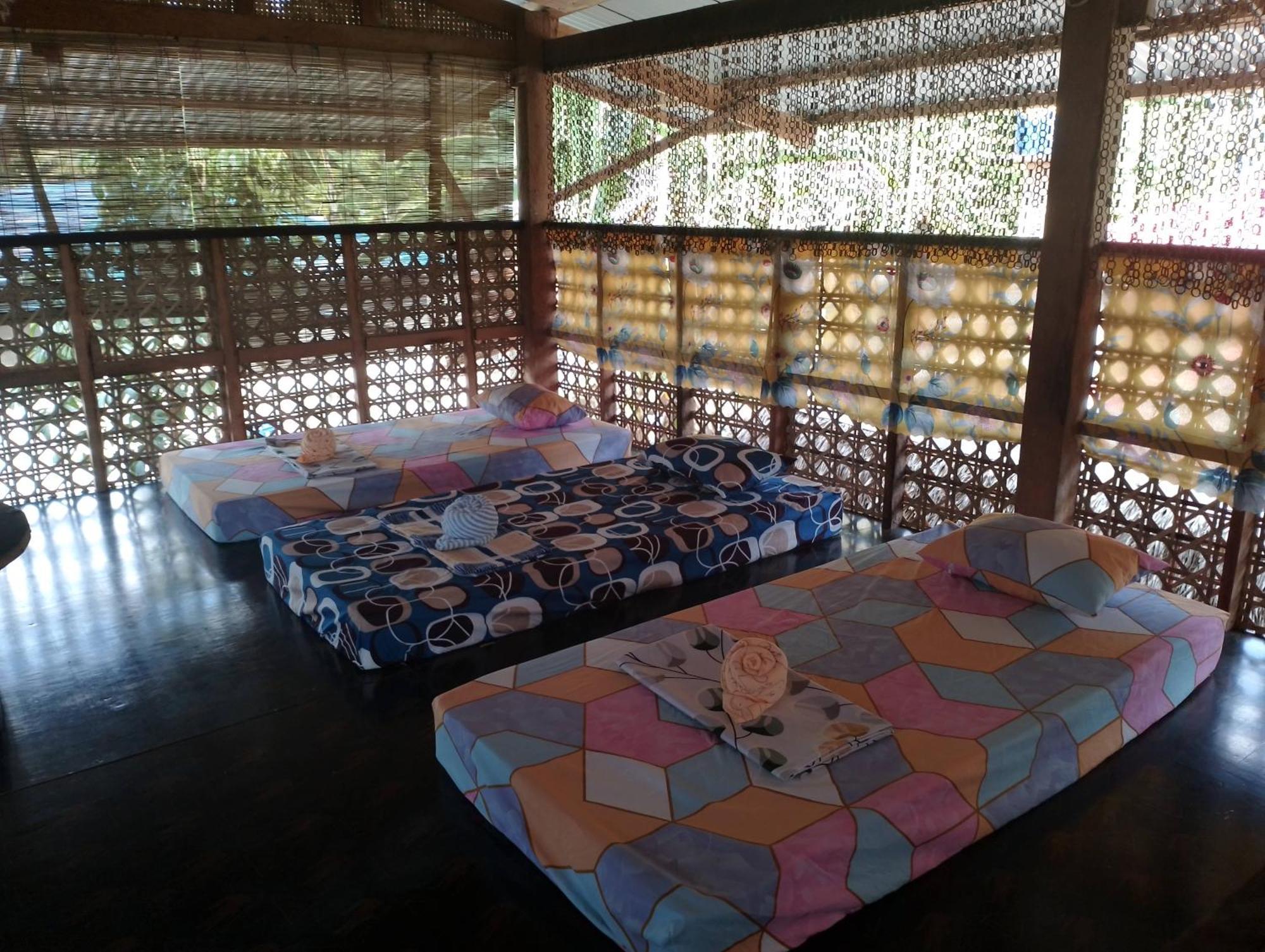 Lhoyjean Garden Hostel Batuan エクステリア 写真