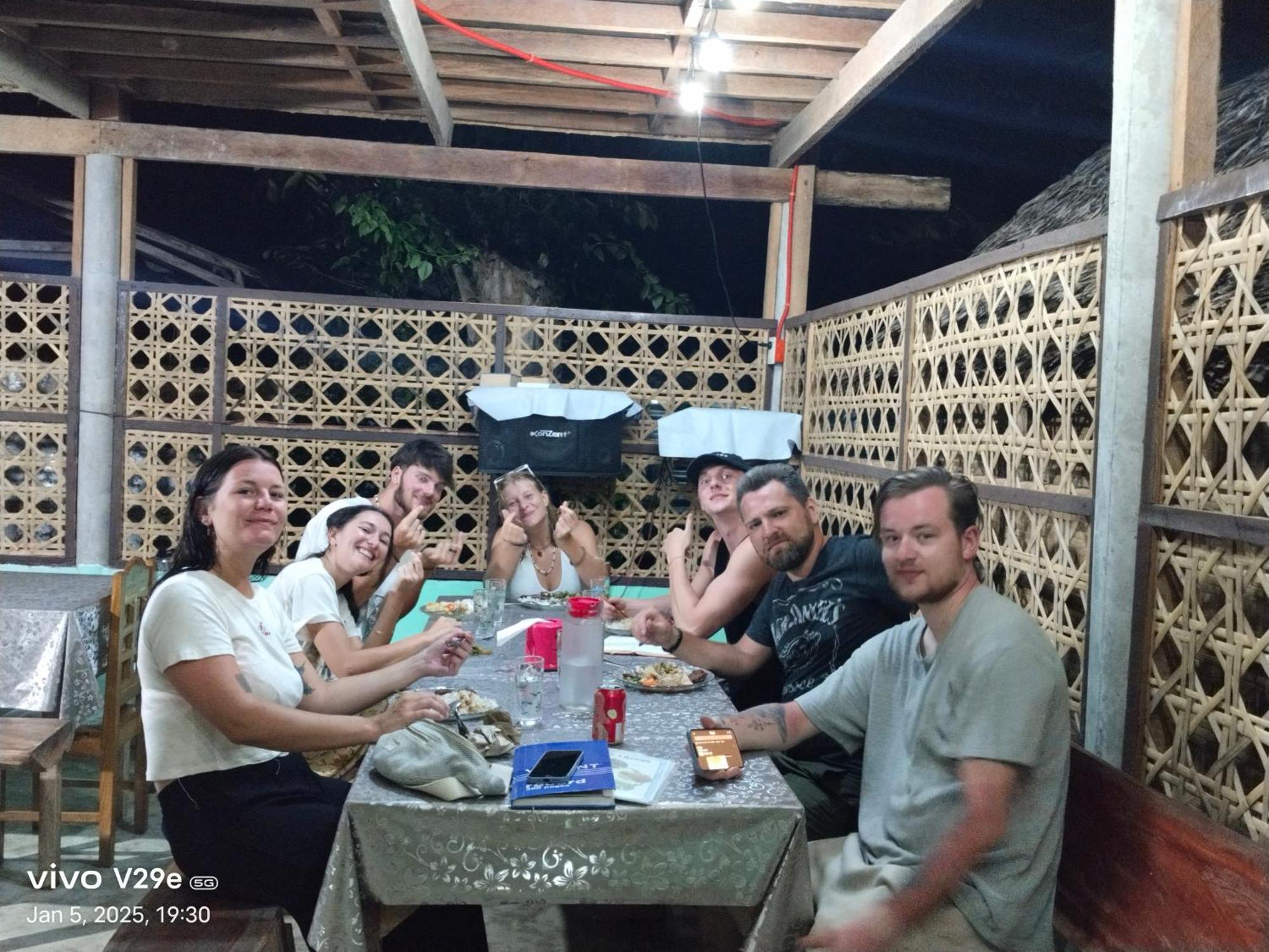 Lhoyjean Garden Hostel Batuan エクステリア 写真
